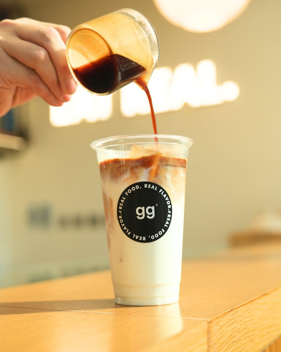 Iced latte espresso pour